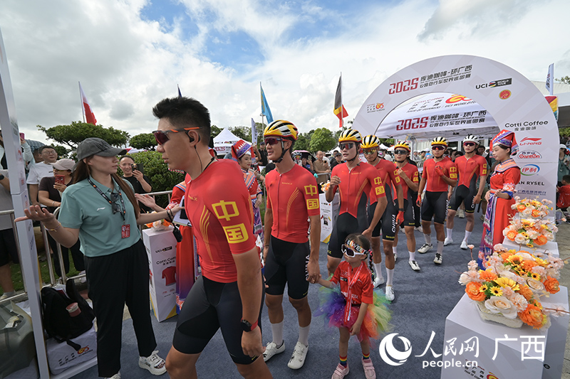 中国队入场。人民网 雷琦竣摄