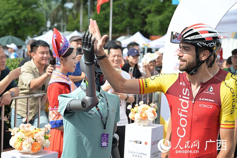 AI机器人与外国车队队员打招呼。人民网 雷琦竣摄