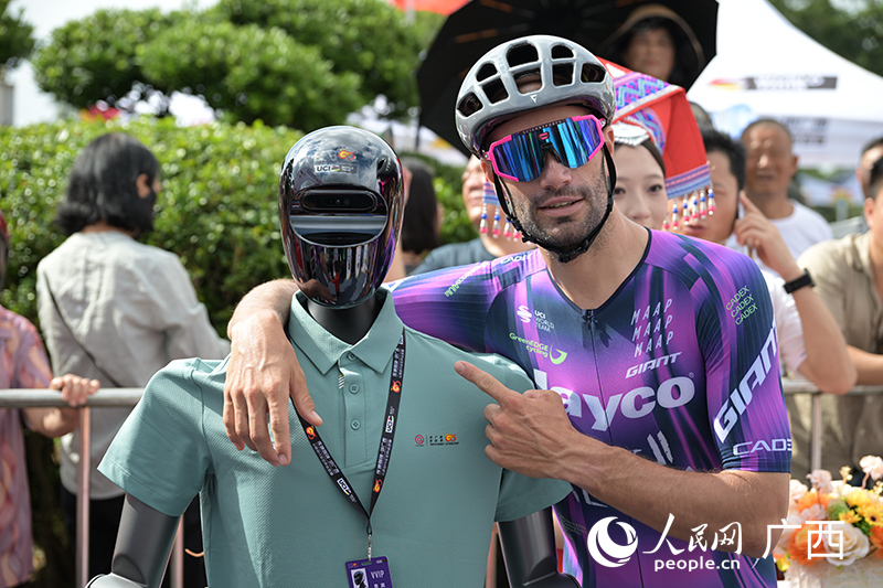 与AI机器人合影。人民网 雷琦竣摄