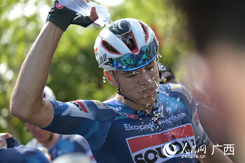 参赛选手冲线后休息。人民网 雷琦竣摄