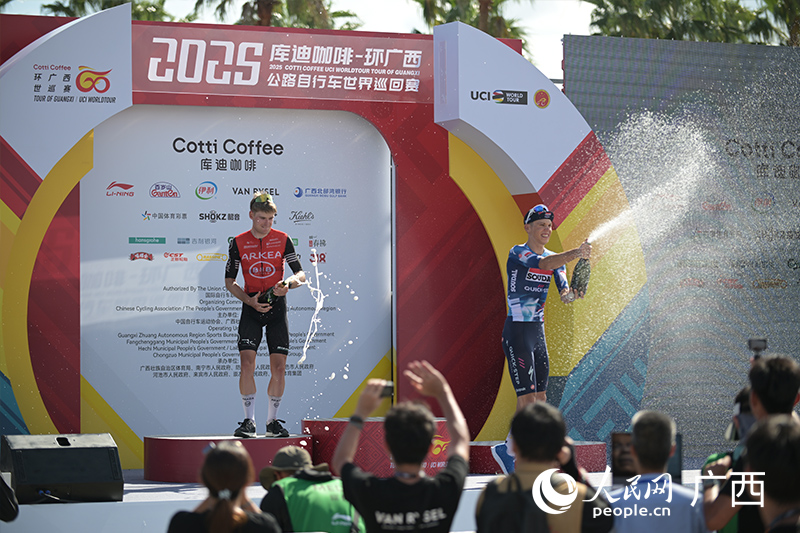 冠军在祝贺胜利。人民网 雷琦竣摄