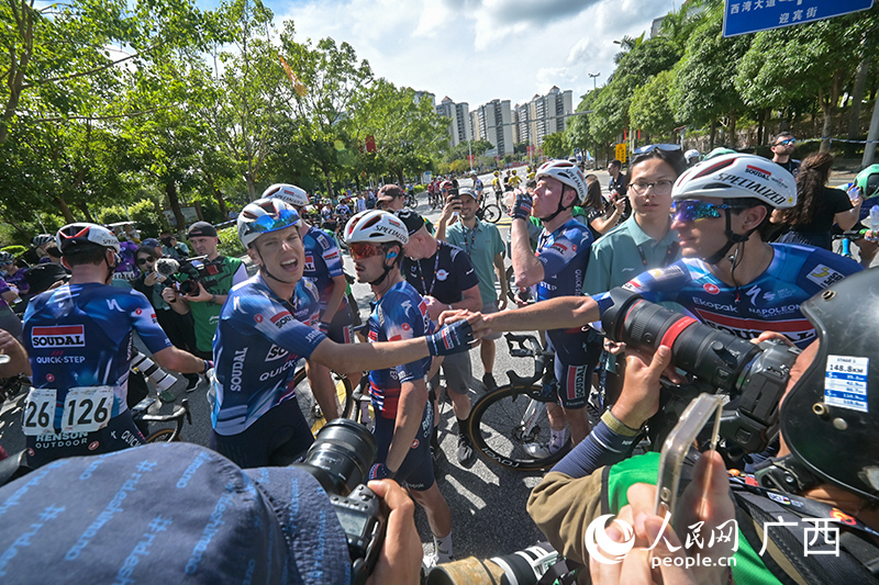 参赛选手相互鼓舞。人民网 雷琦竣摄