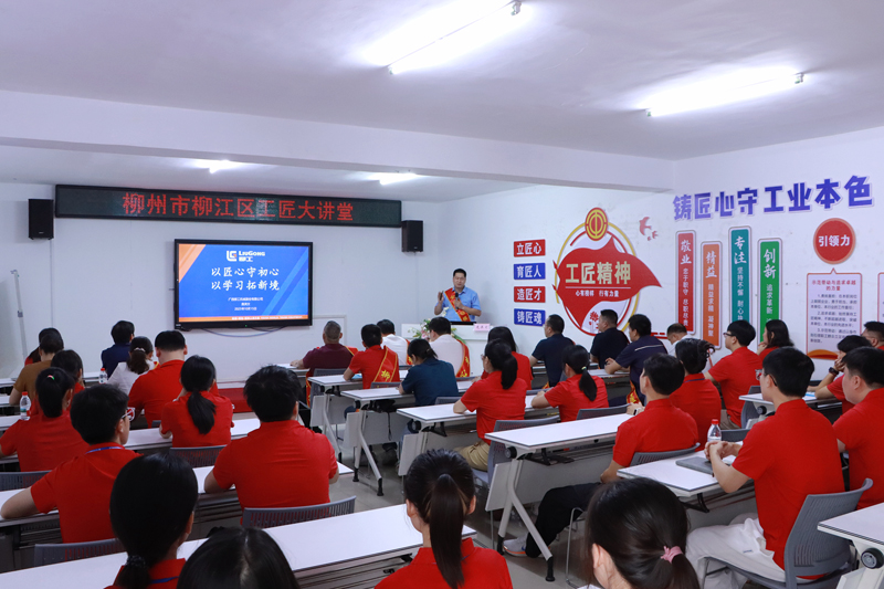 龐淇文向職工們授課。