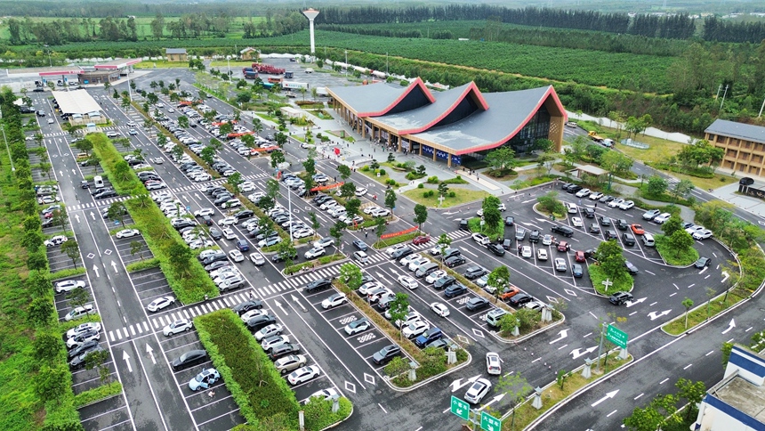 合浦服務區假期期間車流量增加。鄧世民攝