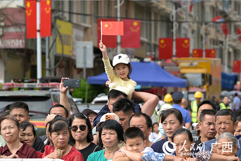 靖西市民早早就来到比赛现场观看比赛。人民网 雷琦竣摄