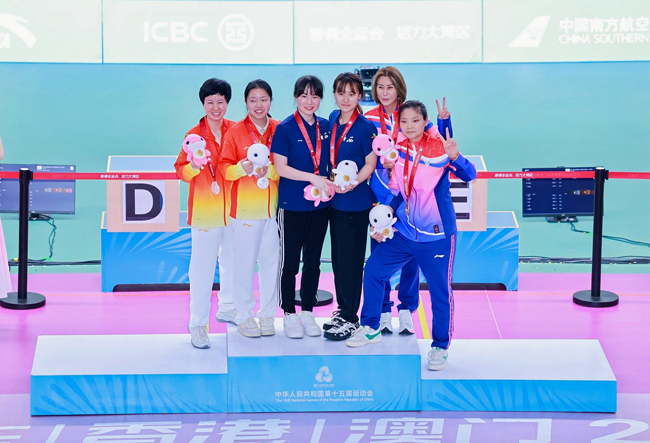 唐晓（左四）等运动员与教练员合影留念。