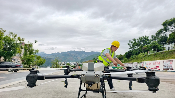 學員打開植保無人機。