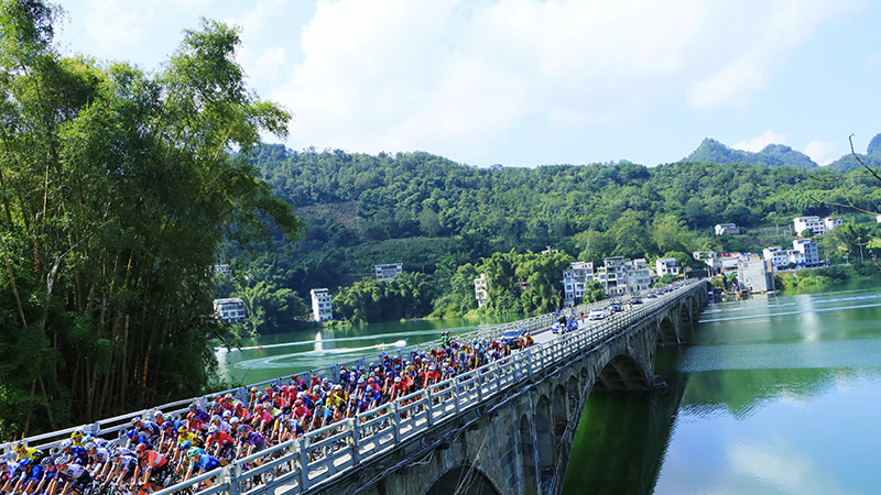 騎手途徑國道323線巴馬賜福大橋。自治區公路發展中心供圖