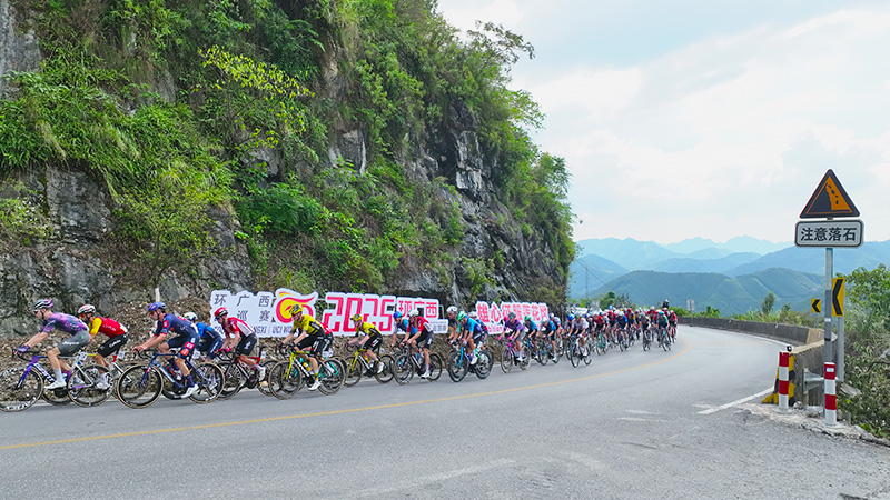 騎手途徑國道323線蓮花坳路段。自治區公路發展中心供圖