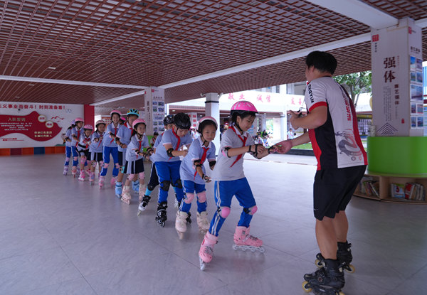 學生在學習輪滑行進技術。主辦方供圖