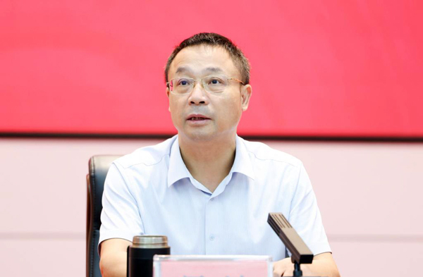 广西职业师范学院党委书记周鸿主持会议并讲话。广西职业师范学院供图
