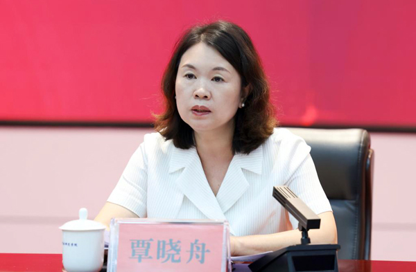 广西职业师范学院副校长覃晓舟解读学校《“十五五”发展规划编制工作方案》。广西职业师范学院供图