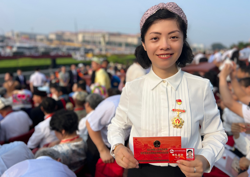 刘庆在天安门广场观礼现场。学校供图