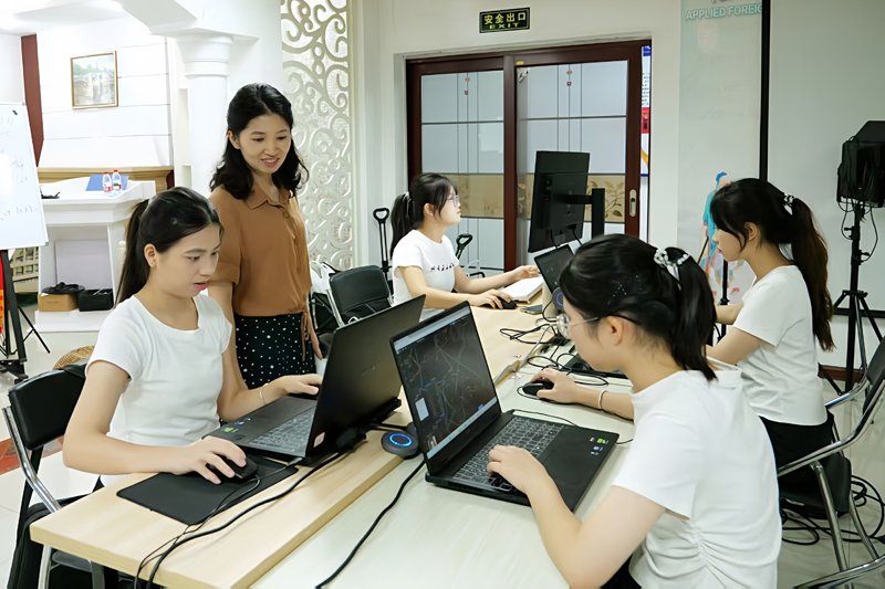 莫恬静（左二）在指导学生备赛。学校供图