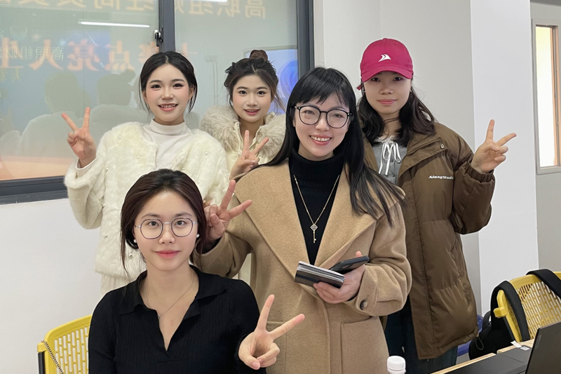 苏艳（前排右一）与学生在备赛期间合影。学校供图