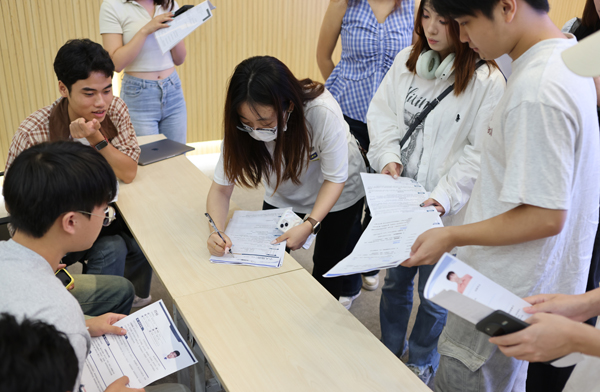学生进行现场面试。北海艺术设计学院供图