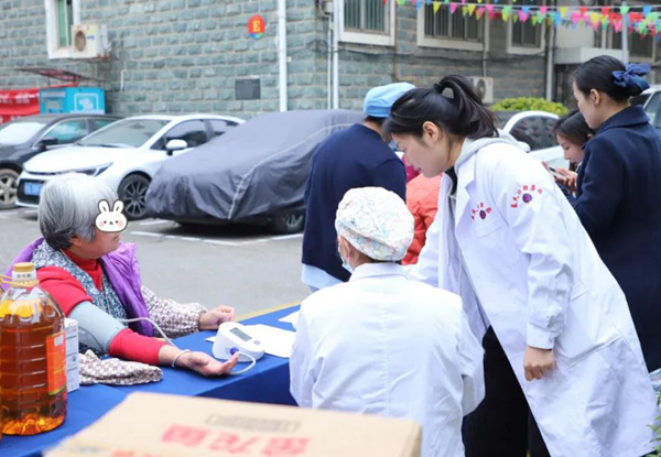 日常义诊进社区。蓝天口腔供图
