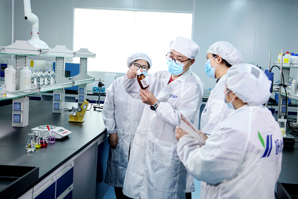 廣西妍葉生物科技有限公司科研人員在研發新產品。