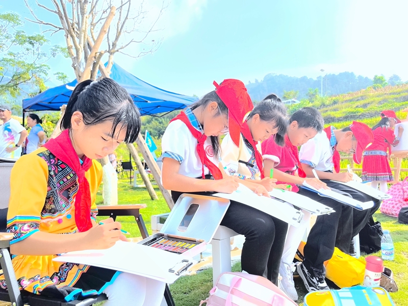 學生在田野邊繪畫