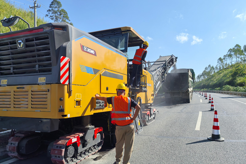 國道207線繞城東路段正進行重新鋪設。陳旺林攝