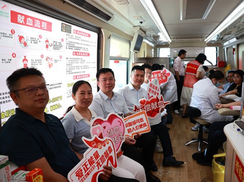 “熱血玉州·生命守護”無償獻血活動開啟  10月16日，玉林市玉州區開啟“熱血玉州·生命守護”無償獻血活動。獻血車首站來到區政府大院，活動現場一早便聚集了大批踴躍參與的干部職工與市民，大家以挽袖獻熱血的實際行動，為生命續航注入溫暖力量，用愛心詮釋城市文明底色……[詳細]