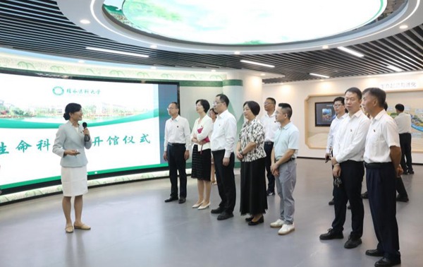 参观生命科学馆。李丽雯摄
