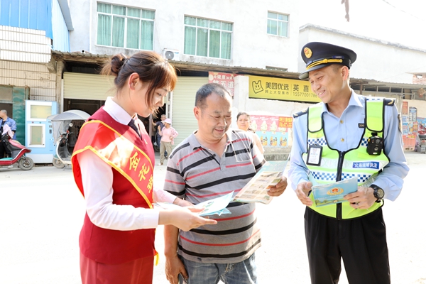 “一路多方”单位开展安全普法活动。