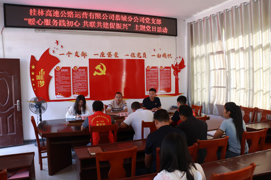 座谈会现场。胡蝶摄