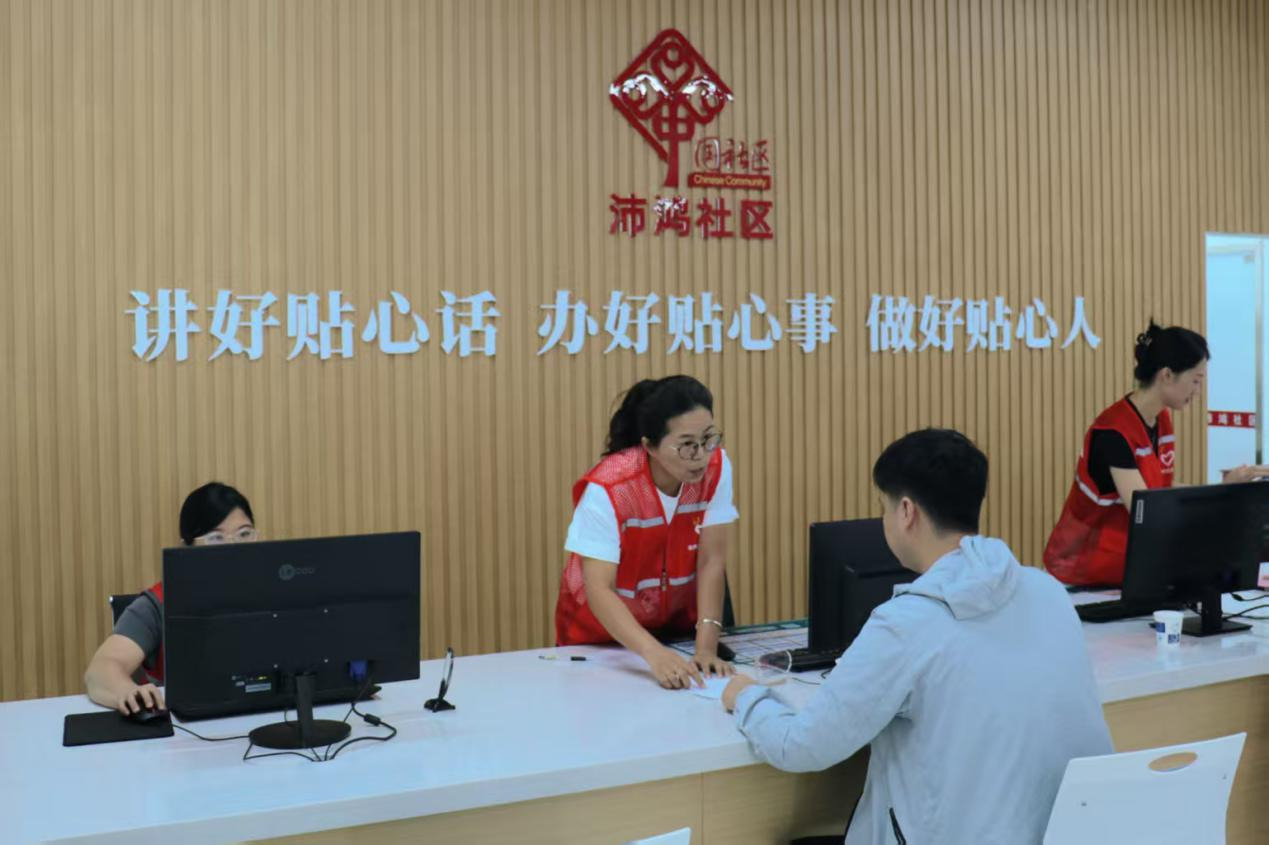 沛鸿社区志愿者为居民提供咨询服务。刘璐瑶摄