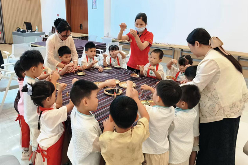 沛鸿社区内正在开展小小中医师研学活动。刘璐瑶摄