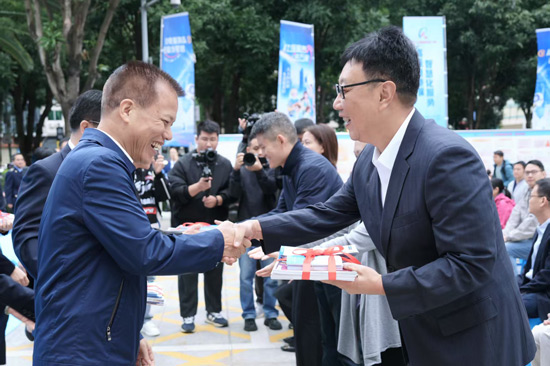 自治区人力资源社会保障厅党组成员、副厅长、一级巡视员乐永红向群众发放社保政策“大礼包”。梁晓丹摄