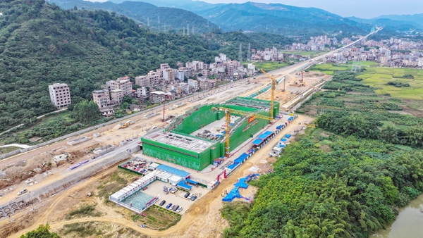 南珠高铁玉岑段最大新建站房主体结构顺利封顶。封荣权摄 
