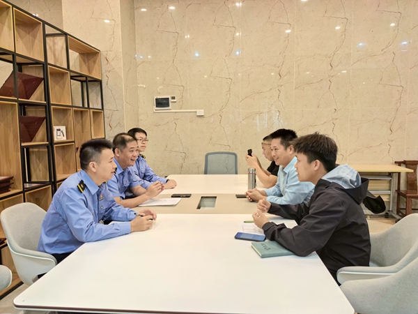 玉林車務段業務部門提前與馬拉鬆賽事組委會對接事宜。（曾莉 攝）