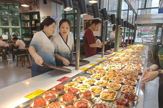 市民正在挑选菜品。右江区供销社供图
