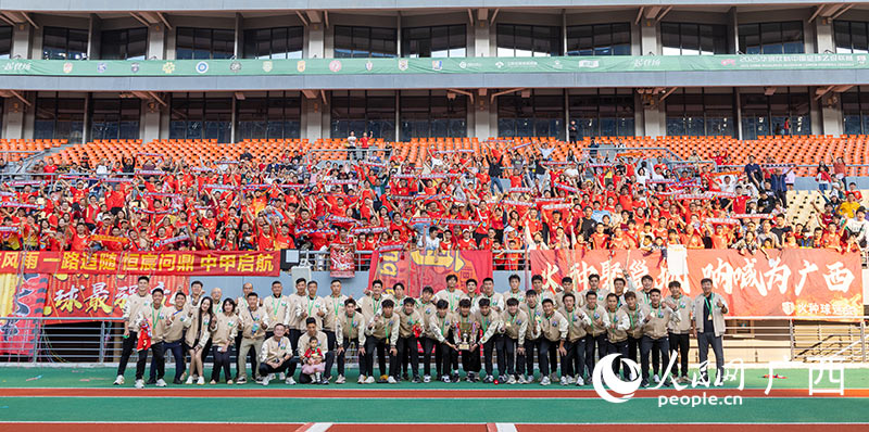 球队与球迷合影。人民网记者严立政摄