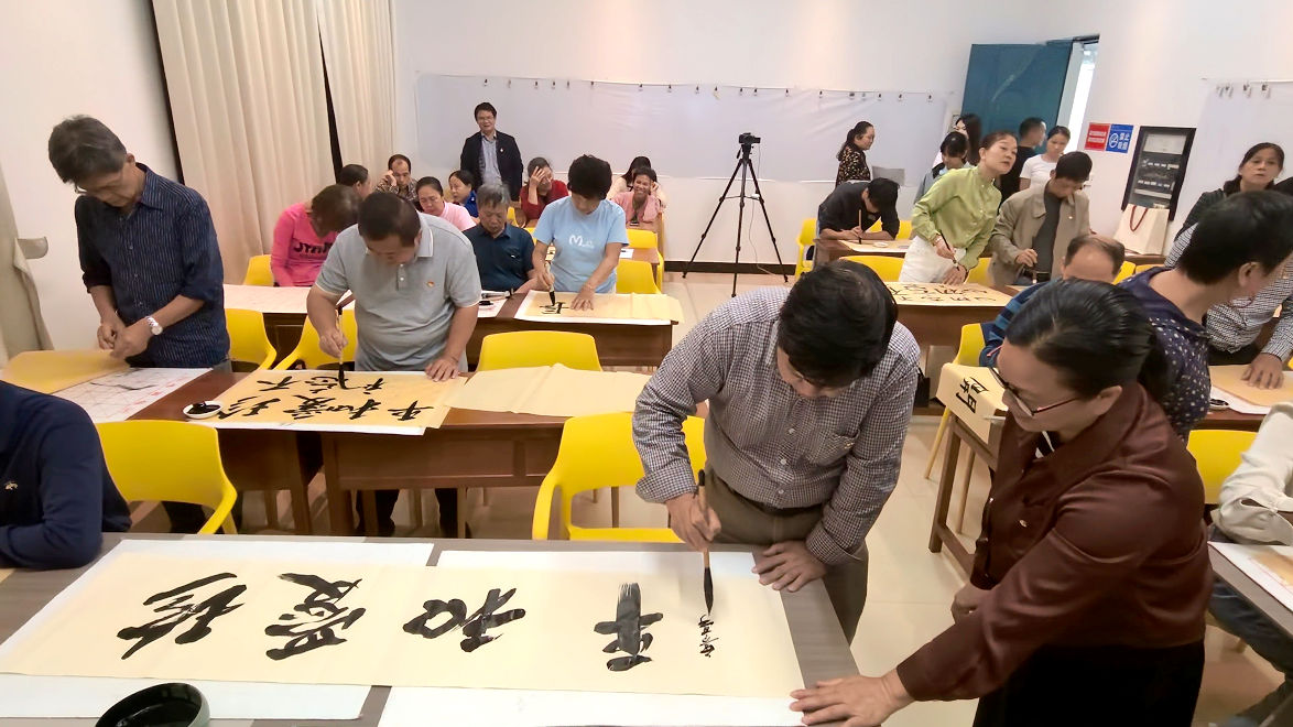 老年大學書法班學員正在創作。