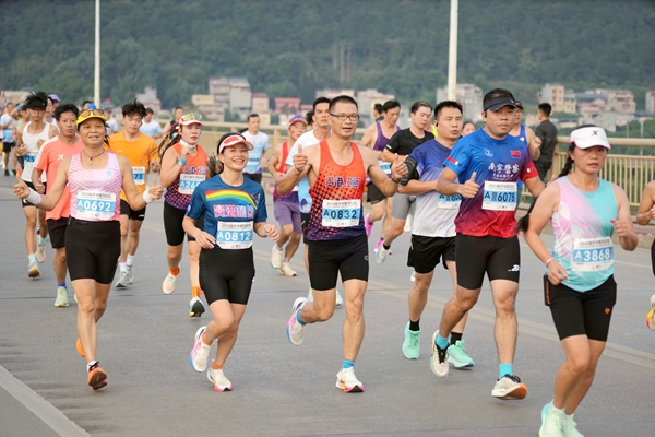 奋力奔跑。桂平市融媒体中心供图