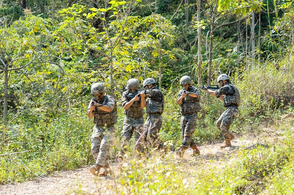 武警官兵进行协同战术搜索。马文杰摄