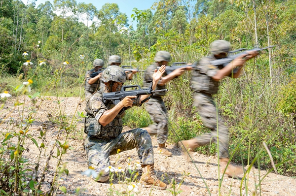 武警官兵交替掩护突击。马文杰摄