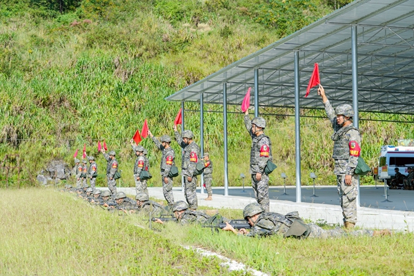 武警官兵开展射击训练。马文杰摄