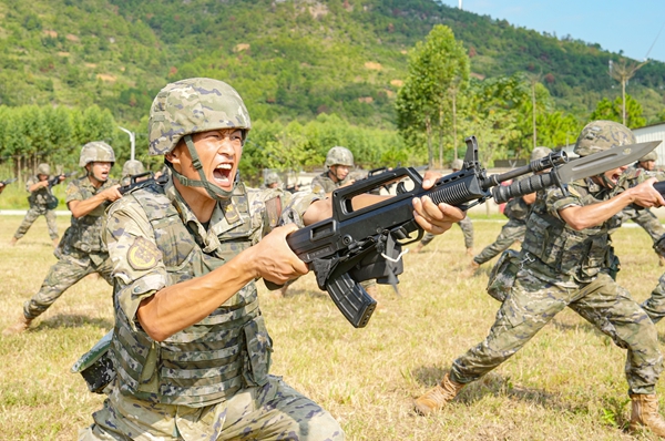 武警官兵开展刺杀训练。马文杰摄