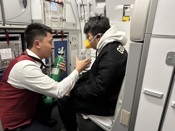 乘务员正在为旅客提供吸氧救助
