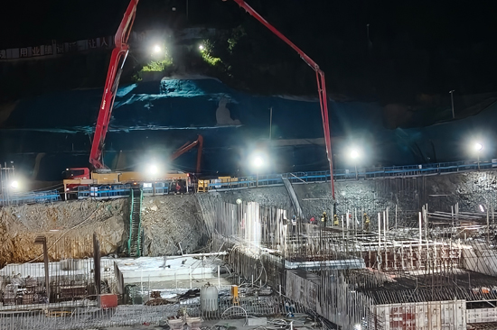西津泵站夜间加班加点赶进度。陈雷摄