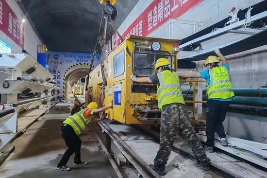 环北广西工程施工D2标35t电机车安装现场。施工方供图