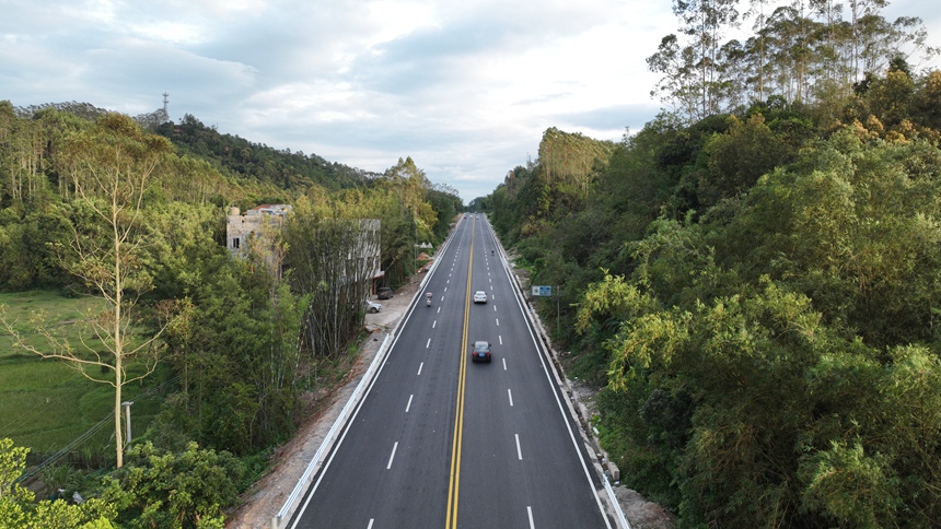 省道205線北流隆盛至平旦村段改建工程泡沫瀝青冷再生施工路段主體完工圖片。盧晰攝