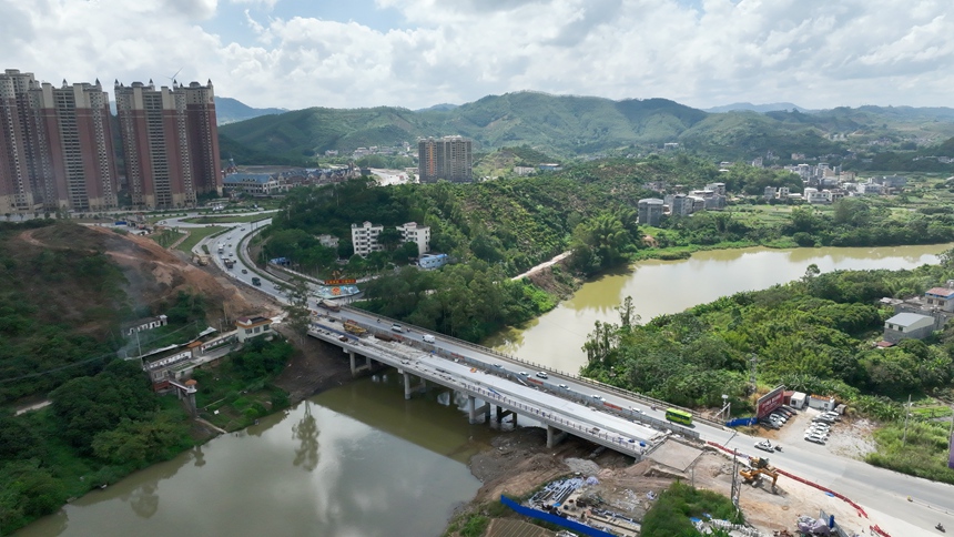 朱砂羅大橋完成預制T梁架設，在進行橋面鋪裝和護欄建設。何峰攝
