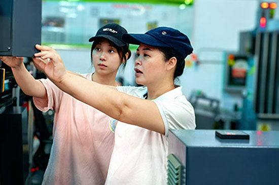 图为钦州市烟草专卖局（公司）物流配送中心员工通过可视化数字屏探讨节能减排工作——赖朝美摄