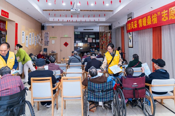 志愿者为社区居民讲解用电安全