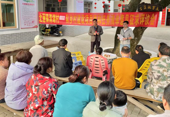 人大代表与群众在北通镇九梅麓村古荔枝树下的“古荔议事点”共议乡村建设项目。陈彦芳摄