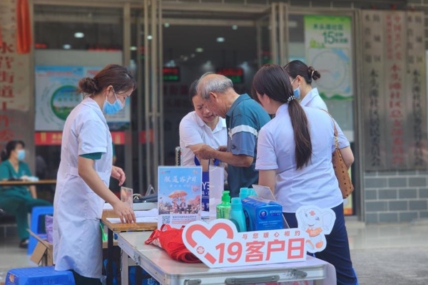 工作人员耐心细致地为老年居民讲解智能手机常用功能操作,传授防诈技巧,帮助银龄客户筑牢识骗防骗的“心理防线”。广西联通供图